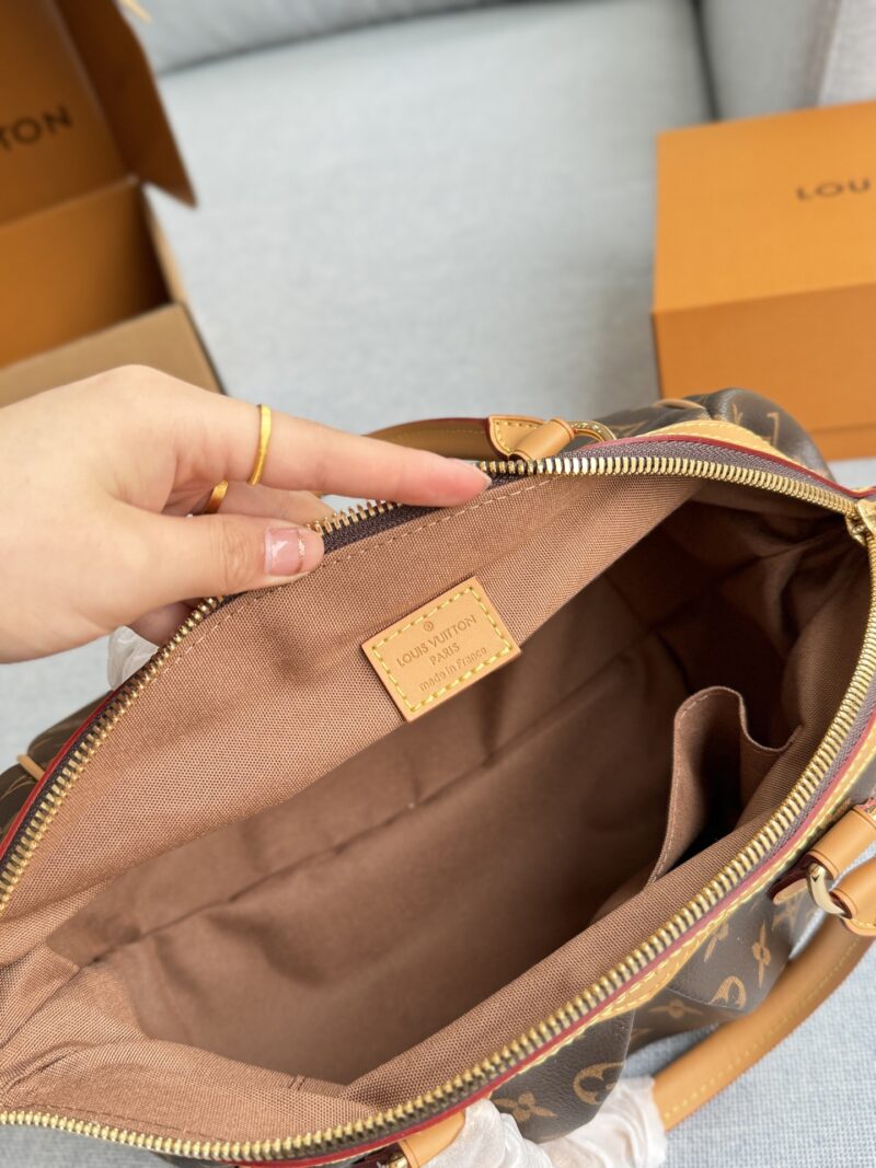 a219a91d14.jpg 230 Complete Gift Box Set
size:28×21
LV dumpling bag handbag shoulder crossbody bag steel hardware counter 163 frequency conversion chip
Easy interpretation of retro fashion
The bag is quite spacious, simple yet not simple, and does not require ex...