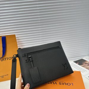 Exclusive real shot of top overseas original order M 69837 all black cowhide with gift box! The all-new LV Aerogram handbag exudes a trendy style with its understated design. The soft and delicate cowhide leather resembles old-fashioned aviation lett...