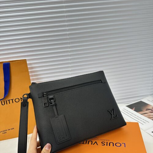 Exclusive real shot of top overseas original order M 69837 all black cowhide with gift box! The all-new LV Aerogram handbag exudes a trendy style with its understated design. The soft and delicate cowhide leather resembles old-fashioned aviation lett...