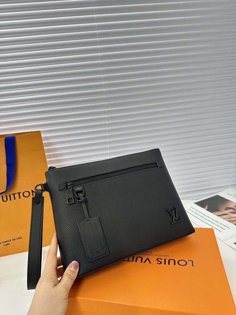 Exclusive real shot of top overseas original order M 69837 all black cowhide with gift box! The all-new LV Aerogram handbag exudes a trendy style with its understated design. The soft and delicate cowhide leather resembles old-fashioned aviation lett...