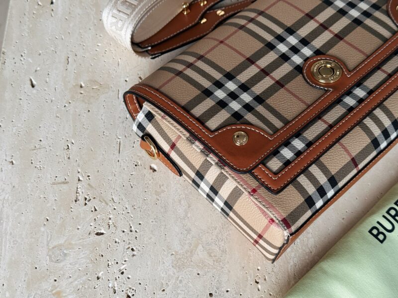 a231dcc439.jpg 225 boxes
size:25*18cm
Bur Classic Magog Postman Bag!
Comes with vintage temperament.
Canvas looks more textured and unique than full leather.