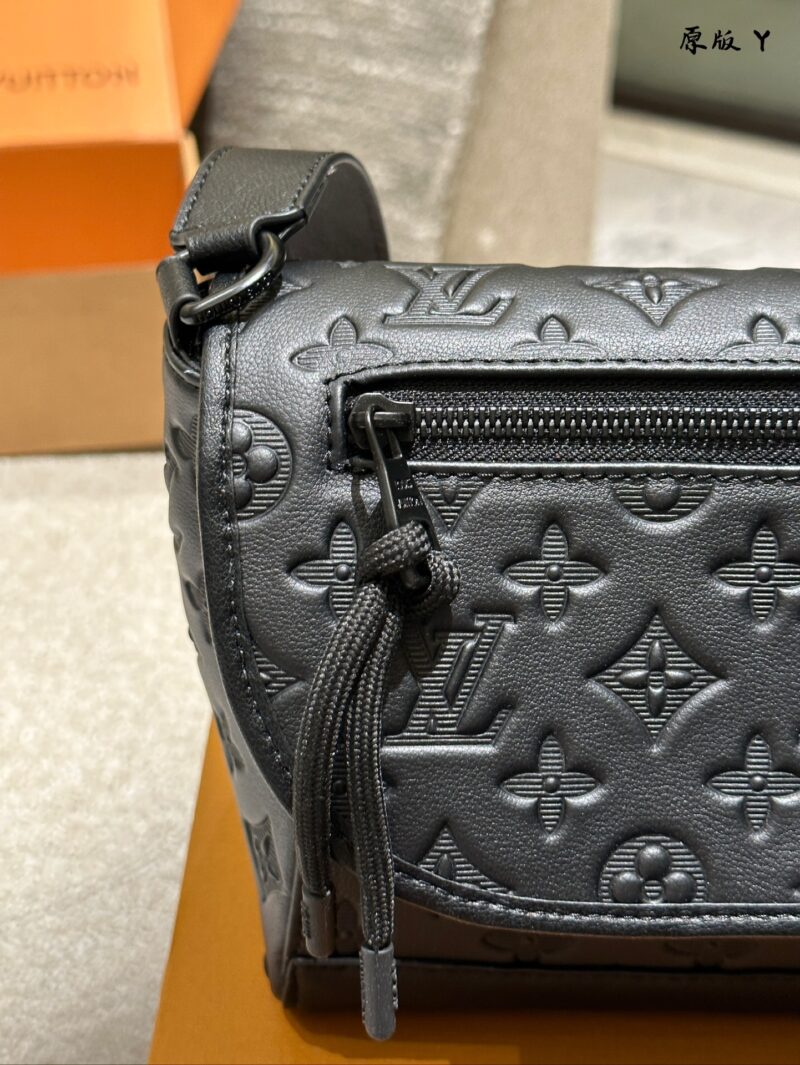a24bc4d79e.jpg Black flower p260 embossed p280
LV Pulse Small | New Fresh Look! All the trendy men are squatting~Dangdang~Today I will introduce you to a product that has not yet been released The newly launched men's bag LV reports to you from the forefront
LVpuls...