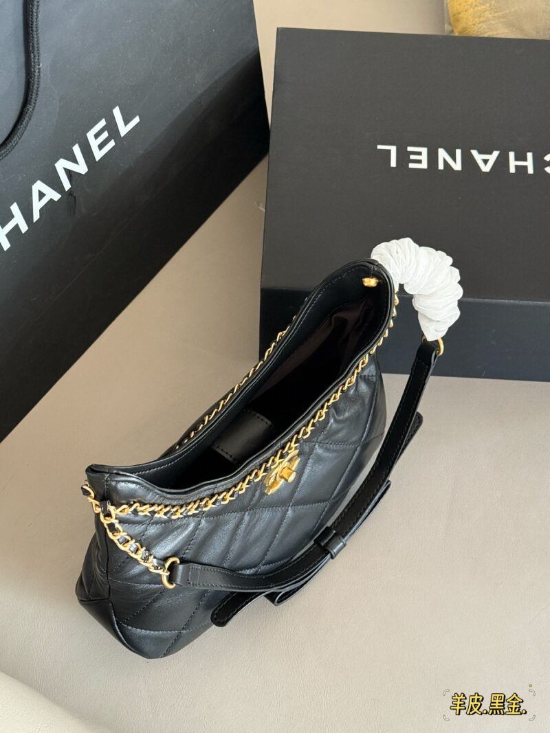 a28371a5f4.jpg 310 box sheepskin
size:26*17cm
Chanel 25p hobo bow is too cute
Sheepskin texture is soft and delicate
The butterfly bow on the shoulder strap is full of luster, so loving!
The capacity is also very good. Blessed are the sisters who like single shou...