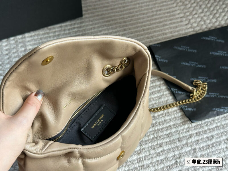 a28786a997.jpg 300, 190 with box sheepskin
Size: 29 * 22cm (large)
23 * 16cm (small)
YSL Cloud Bag
LOULOU PUFFER
Quilted lamb leather bag
Like embracing clouds ?? General feeling