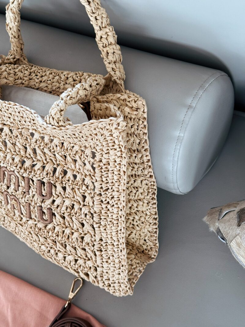 a28fe1d1b1.jpg 200 boxes
size:30*25cm
Miumiu Summer Limited Edition|
New woven vegetable basket
The burnt Hobo Lafite Grass
The cute cowhide iconic logo becomes a highlight, it's so beautiful