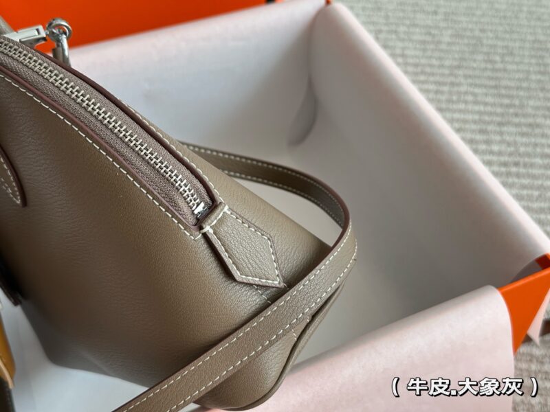 290 cowhide box
size:29*25m
H Home Hermes Bolive Leather Shell
Who hasn't gotten this yet!
Truly unbeatable and adorable!
Carrying it back is truly practical
~Gift of hardware and pony ornaments