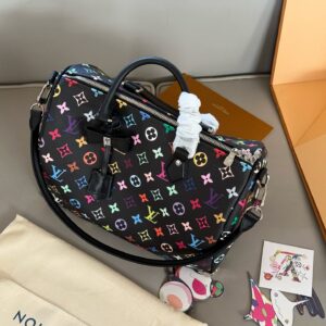 300 boxes
size：21*13cm
L's new small postman Metis
Freshly baked colors in spring and summer
The perfect sized LV mailman bag is here
The usage rate is super high!
Cute and lovely finally!! It's out!