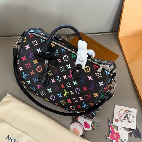 310 box black tri color
size：30*21cm
Come and take a look at L's Speedy30 pillow bag
Size 30cm is suitable for daily use and travel!
I really like this size
Very useful! Too cool!