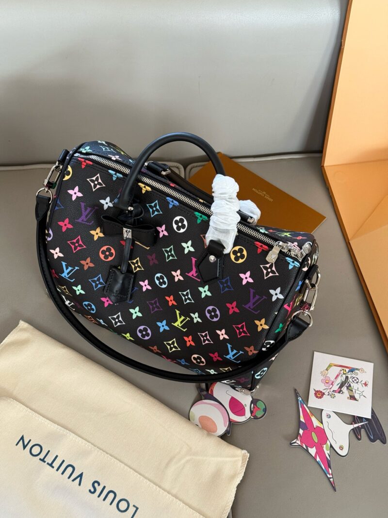 a2a96c8c1a.jpg 310 box black tri color
size:30*21cm
Come and take a look at L's Speedy30 pillow bag
Size 30cm is suitable for daily use and travel!
I really like this size
Very useful! Too cool!