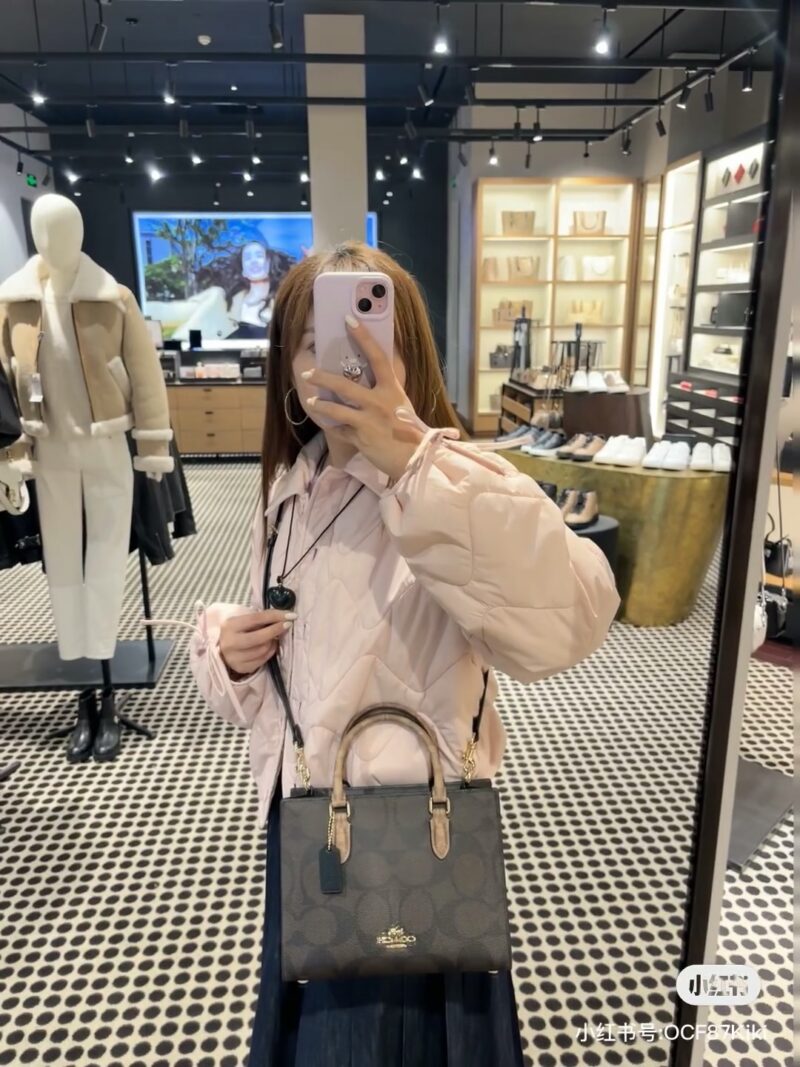 a2bd468859.jpg COACH | New Maggie Tote! A small tote bag with just the right size for live pictures
New Series Maggie Tote