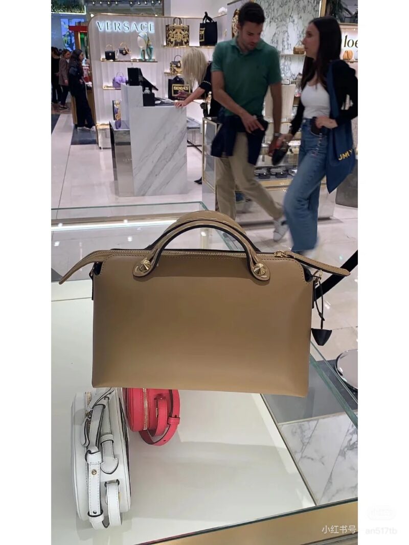 Fendi New | aBytheway New Performance
Fendi By The Way has been loved by many since its birth in 2014
This year's By The Way Seller's new performance on the runway is even more attractive! Dimensional compass
Medium size: 29 * 17 * 13
mini: 20*12*9