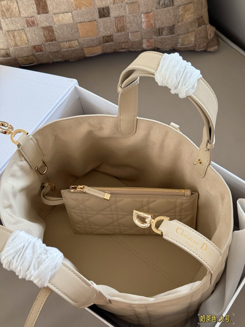 300 310 box upgraded version again
Size: 23x15cm (small size)
28 * 21cm (large size)
D's super popular Toujours shopping bag
I personally think the bag design is really durable!
I can't refuse anything gentle in beige color!
No big, no small!
