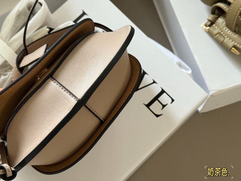 a2e2cc3259.jpg 275 boxes
Size: 20 * 15cm (small)
Loewe/Loewe
The new shoulder strap is very beautiful!
Gate Bag Saddle Bag Crossbody Bag,
I feel like gate is Loewe's gift!
? Cowhide leather!