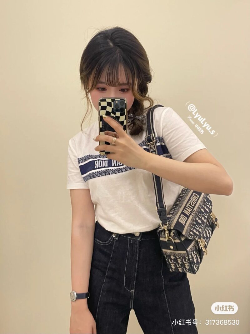 Dior Postman Bag,
Light weight, large capacity, can fit all daily needs
Oblique Jacquard Canvas Fabric is Versatile and Durable # Dior