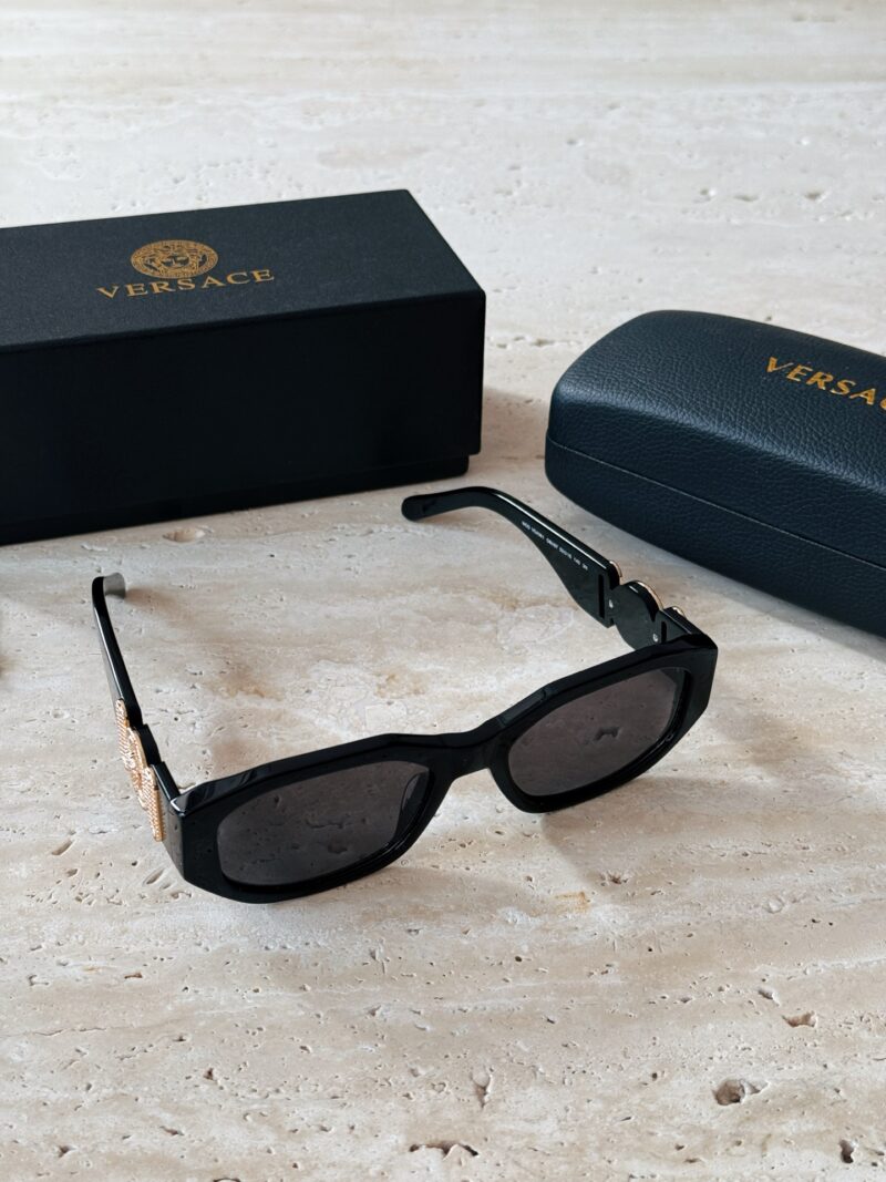 210 sets of complete packaging
Versace Classic Style Side Mirror Leg Cat Eye Frame+Featured Black Gold Logo
Sweet and spicy, fashionable and full of design sense
Wearing these sunglasses quickly elevates your temperament to the next level, making it ...