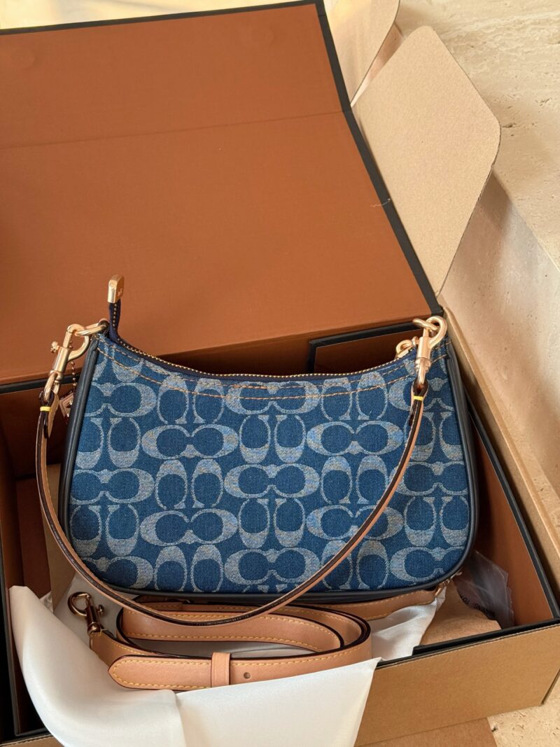 a30e2ae78f.jpg 230 box upgrade version
size:24*13*7cm
C's Teri armpit bag, fragrant but not delicate
Underarm bag design ceiling!
Equipped with 2 shoulder straps,
Both shoulder and crossbody are acceptable!
level of appearance
Search Coach Coach Underarm Bag