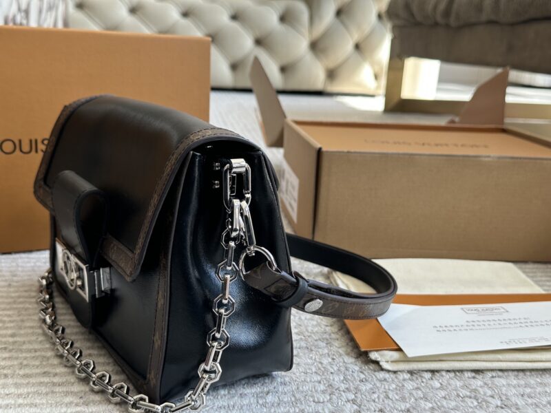 ￥ 285 New Product
LV | Soft Daphne | Show off New Product
Appearing at the 2025 Spring/Summer fashion show with cowhide trim to ensure the comfort of the bag, the Dauphine Soft handbag features a monogram cut for a soft look
Suitable for both men an...