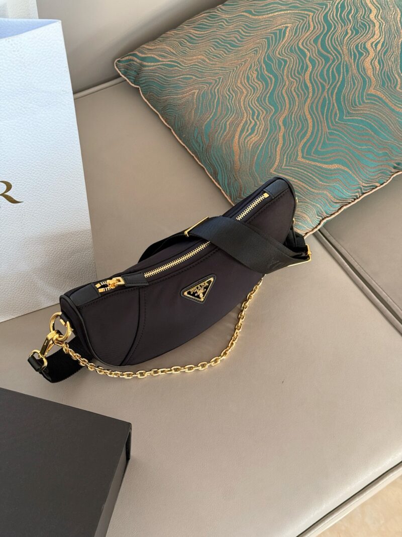 a317b4e1e1.jpg 235 box
size:30*14cm
Sling bag with small cow horns
I have already warmed it up for you. Now you can take it away directly
Can be slung diagonally or carried on one shoulder
The shape of the new moon is unique and distinctive
It is also Prada's han...