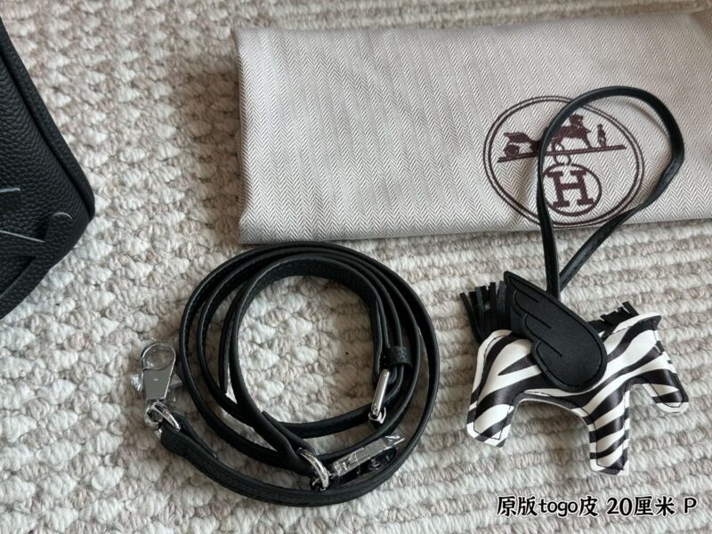 320 original togo leather
Size: 20cm box
Original quality ?
Original TC leather side panel steel seal code ??
The lock is made of copper, with a scarf and a flying horse pendant ??
The season for carrying platinum bags has arrived
The first...