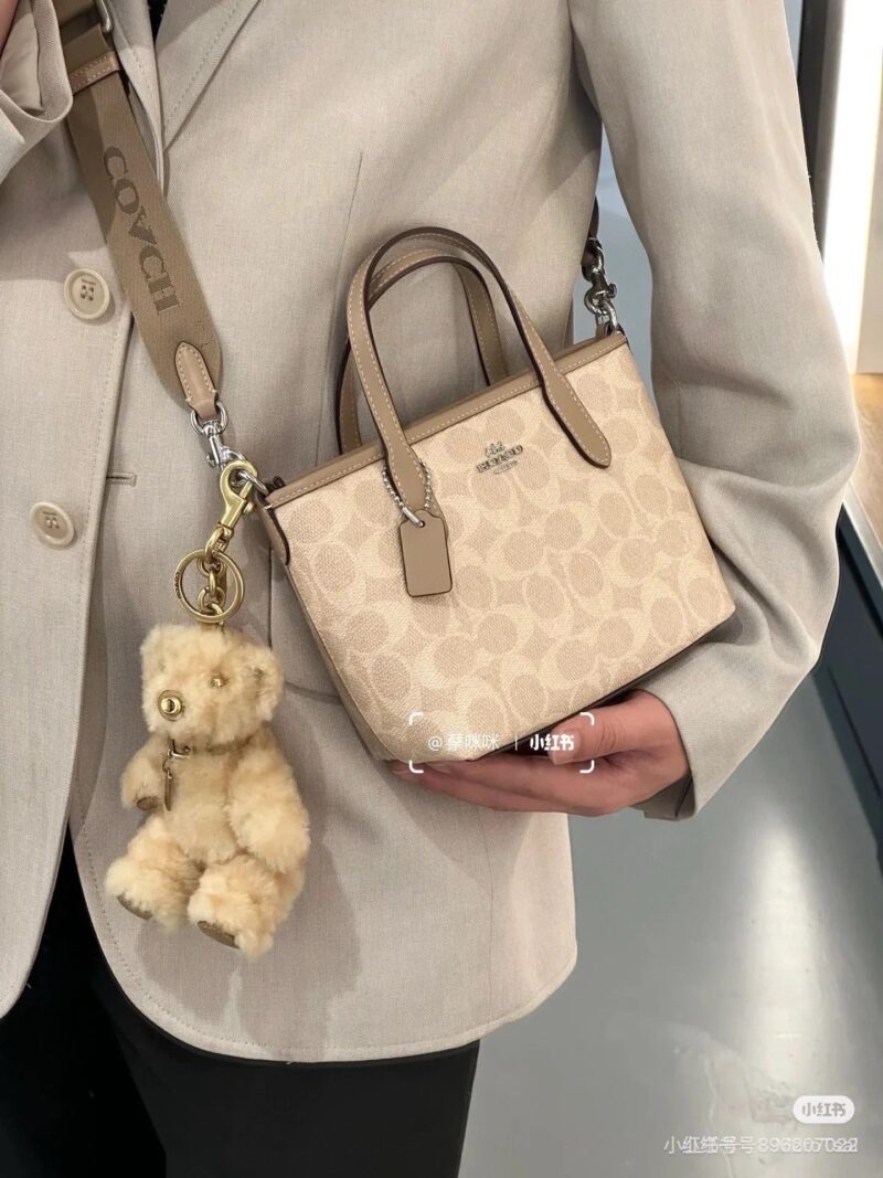 Commuter Versatile Bag Coach
Coach mini city tote
The mini tote in September is too cute, isn't it
A stylish and practical small bag paired with a wide plant-based shoulder strap
Match with various shapes cool and cute # coach new style # favorite ba...