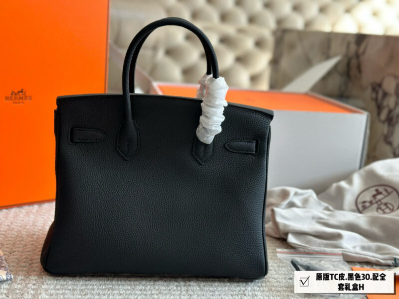 a331ff544d.jpg 345 with folding box+airplane box
Size: 30cm upgraded version
Original quality ?
Original TC leather side panel steel seal code ??
The lock is made of copper, with a scarf and a flying horse pendant ??
The season for carrying platinum bags ...