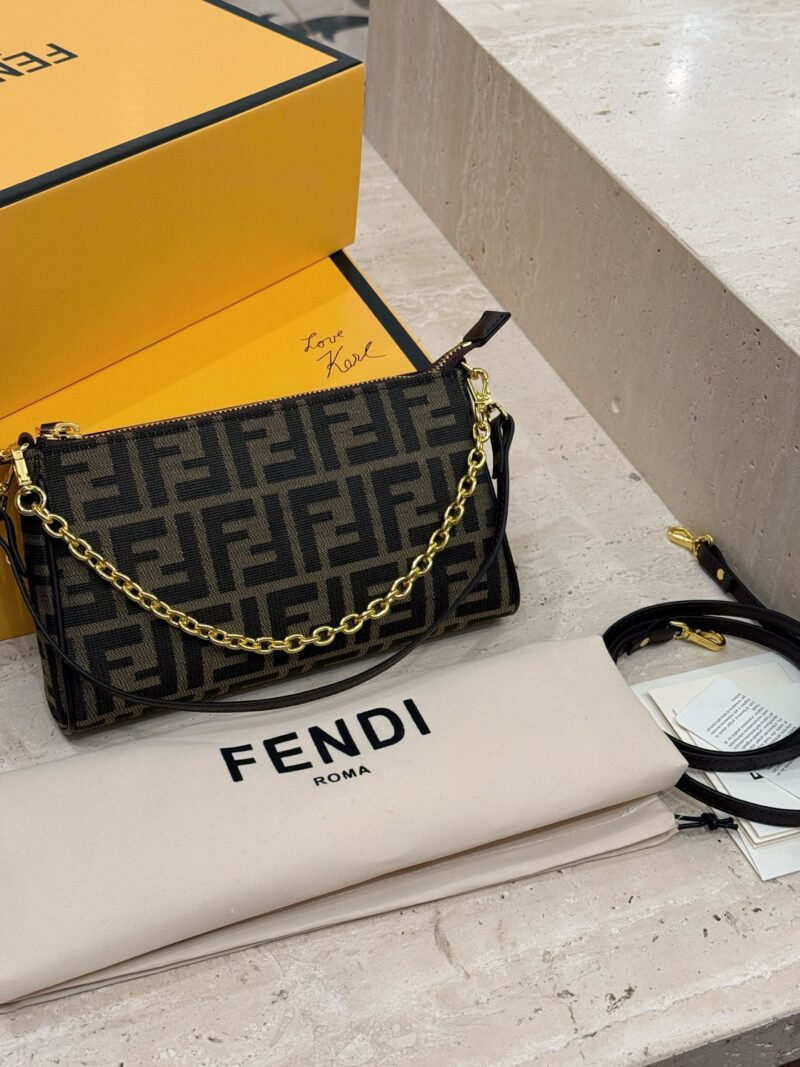 a334adc3be.jpg 195 box
size:23*14cm
Fendi Underarm Bag/Mahjong Bag
Really perfect!
The leather shoulder strap has a strong texture, and the hardware chain is more exquisite
Love, love, love!
Handheld, Underarm, Crossarm