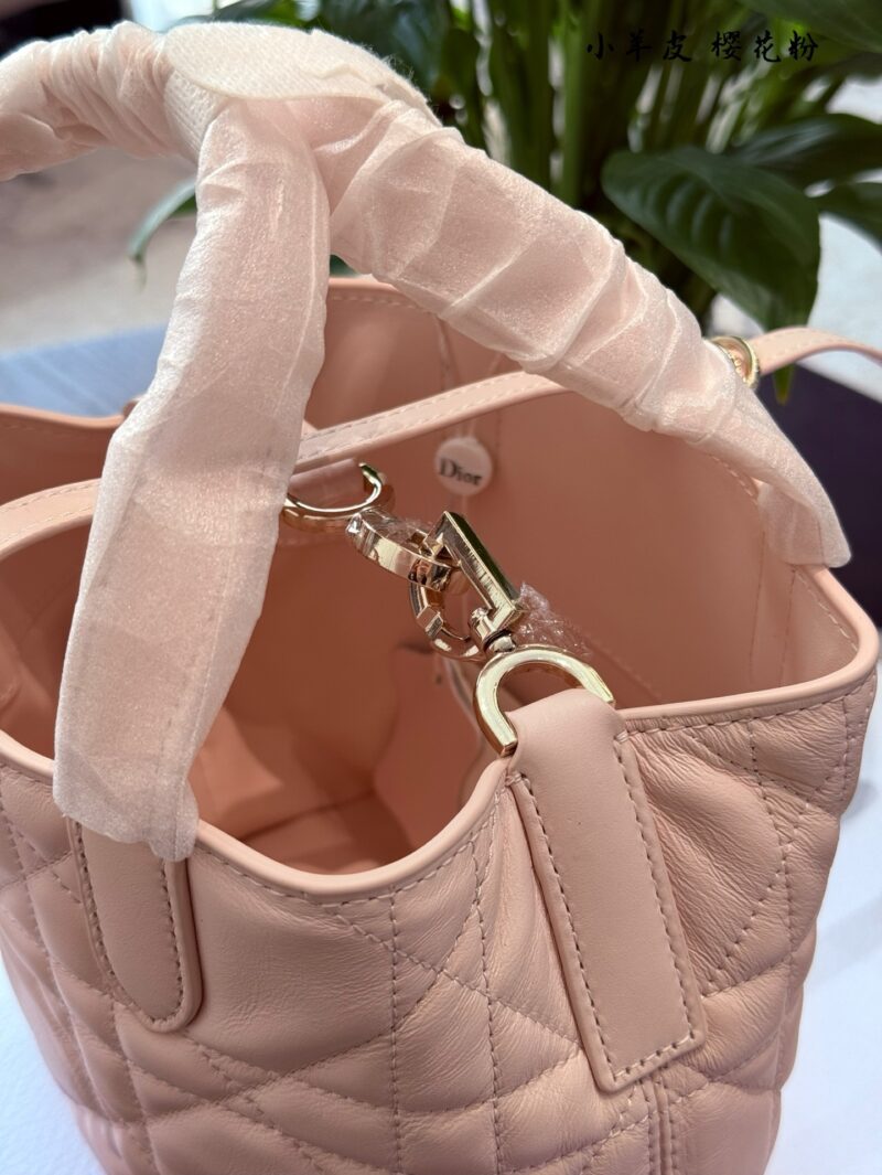 Dior indigenous bag pink p330
No joke, this will be the next hit!
I'm not joking! Zhi Xiu doesn't even joke with you
The hottest Toujours indigenous bag has actually grown taller and even has an extra shoulder strap. Its appearance has skyrocketed, i...