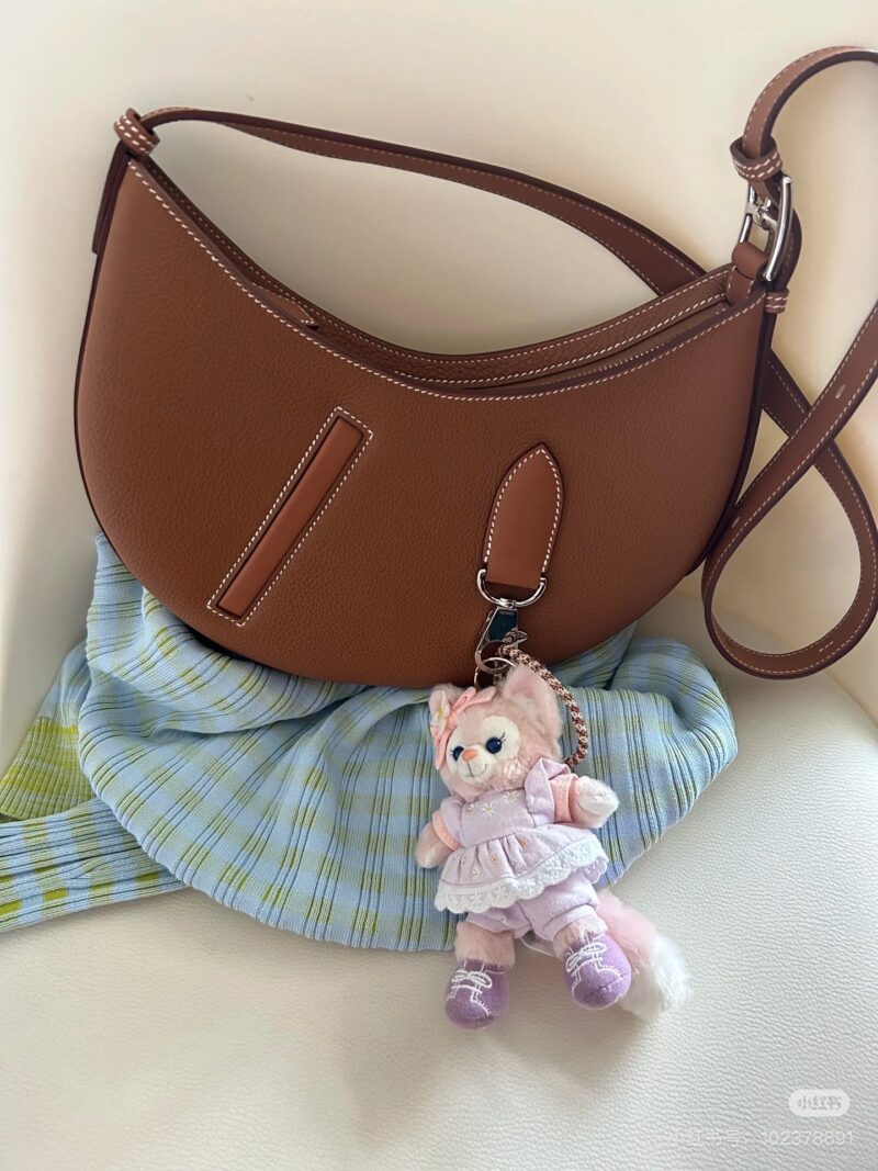 Heartthroated with true love, I dug up the Hermes Arcon Moon Bag from my wealthy sister's house and found it. It's carved with a W-cut and made of elephant grey togo leather, it's really beautiful.
The size is about 28 * 19 centimeters, very small an...