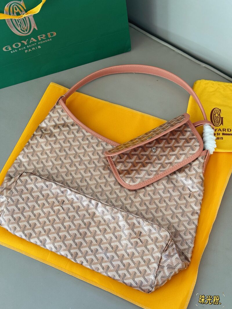 240 unboxed upgraded version
size：32*25cm
Goya's New Hobo Underarm Bag/
Goyard pearl powder is too girly
It's really high-end and girlish
Leather/leather/workmanship have all been upgraded!
From beginning to end, everything was booked by customers!...