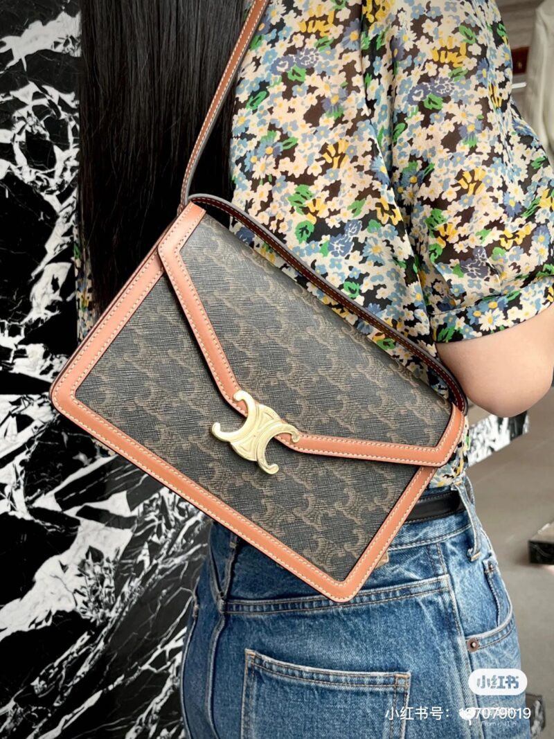 a3d59871f3.jpg CELINE aging Arc de Triomphe envelope bag, lightweight chain splicing, compact body more suitable for autumn and winter super practical! To To accommodate larger smartphone models such as Plus, adjustable shoulder strap (50cm) # Celine Woc # Celine ...
