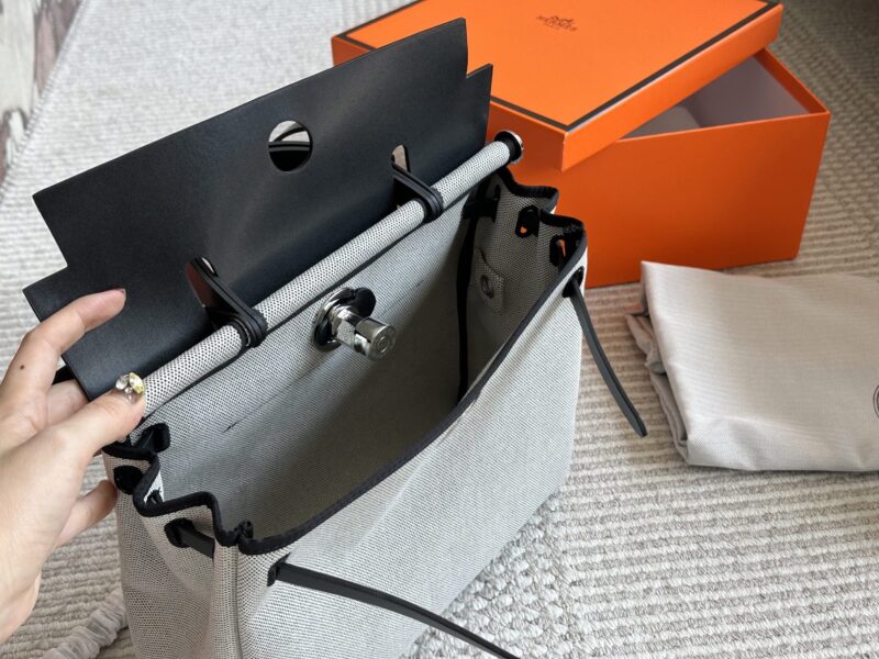 a3dcdfcdd4.jpg 290 boxes
size:31*26cm
Hermes handbag
Canvas shopping bag ?
A bag that is easy to pack in physical form
Recently, I have been carrying my back while traveling
There is texture! Super advanced!
Its capacity is very friendly ..