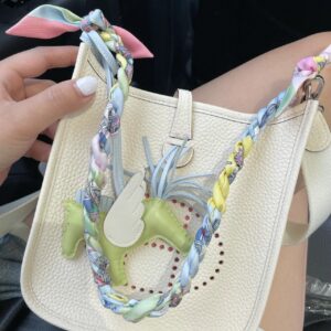 Prada's latest single shoulder crossbody bag has been shipped. It is a high-end luxury original board imported waterproof fabric with cross patterned cowhide, luxurious triangular mark hardware, clear logo, and quality that is absolutely comparable t...
