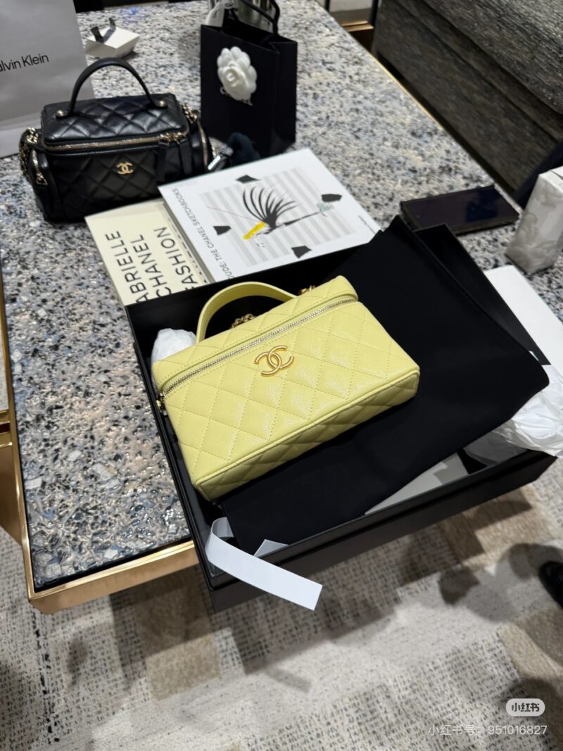 a3ec264016.jpg Chanel 25p Chicken Yellow! It is said that it has been very popular recently?
The bag weighs very light
Bright Chicken Yellow
I'm already looking forward to spring~