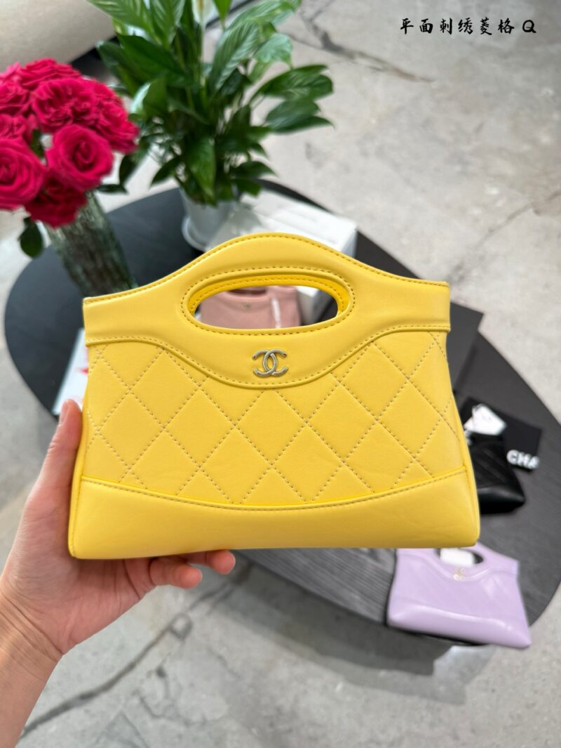 Chanel 31bag mini p199
I don't believe this stunning 31 bag nano can't take you down~I fell in love with it in just one second!!!
White is both girlish and elegant
The luster emanating from the oil and wax lambskin is absolutely stunning+
Nano size i...