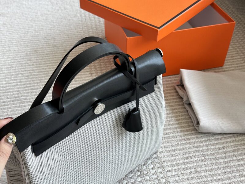 a407e40366.jpg 290 boxes
size:31*26cm
Hermes handbag
Canvas shopping bag ?
A bag that is easy to pack in physical form
Recently, I have been carrying my back while traveling
There is texture! Super advanced!
Its capacity is very friendly ..