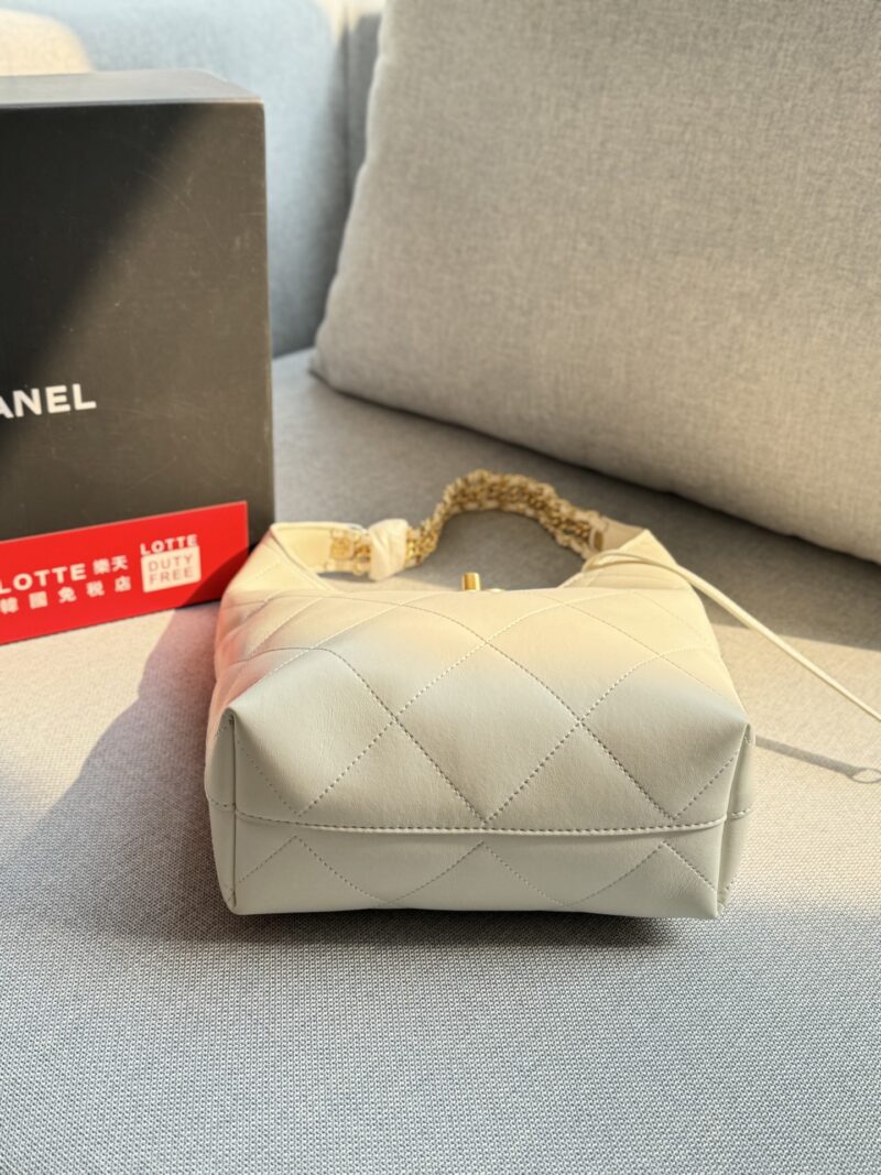 a409dea1c7.jpg 199 folding box
size:21×21
CHANEL 25P Underarm Bag Chain Bag Crescent Bag Half Moon Bag Handheld Bun Mother Bag
I really like Hobo's bags
It looks like the atmospheric capacity is considerable
The texture is really online
The whole bag is soft and...