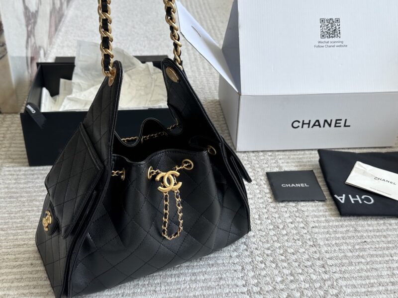 a411dc8d2b.jpg 310 box
Chanel 25s Hobo mini account is really amazing!
This year's Fragrant 25s series is simply stunning ..
This Hobo is a small size, which I personally think is more everyday
The texture particles of caviar are not as heavy, but rather very delic...