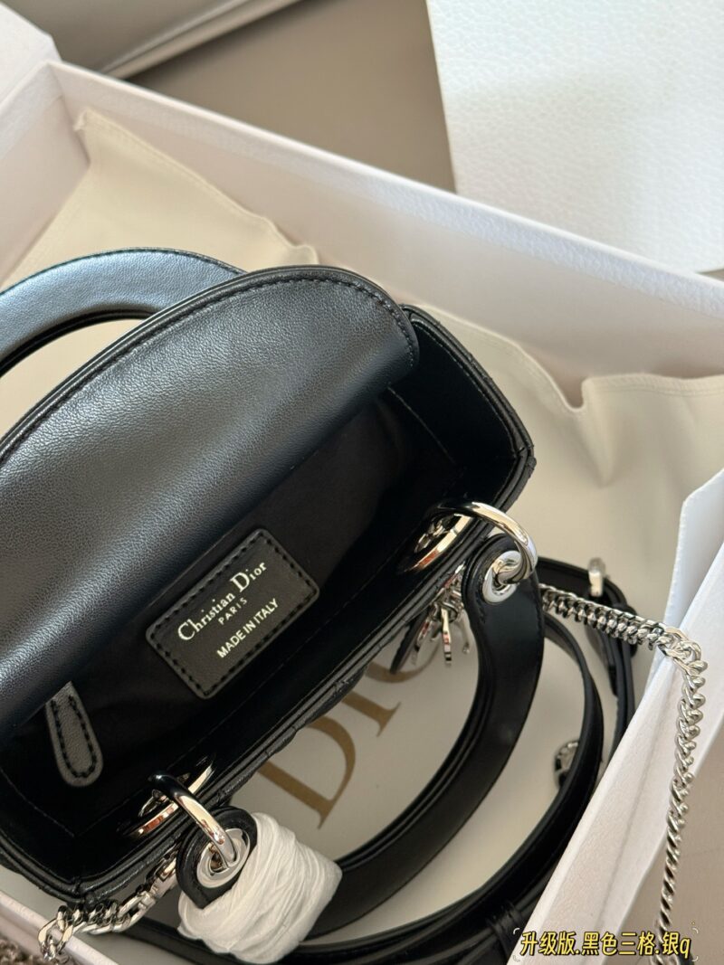 260 box upgrade version
Size: 17 * 15cm (three grids)
Dior handbag by Diana
D Family Princess Silver Button
It's very simple and elegant to hold in your hands and shoulders!
The milky sound makes one feel refreshed and happy
Very tender! It feels lik...