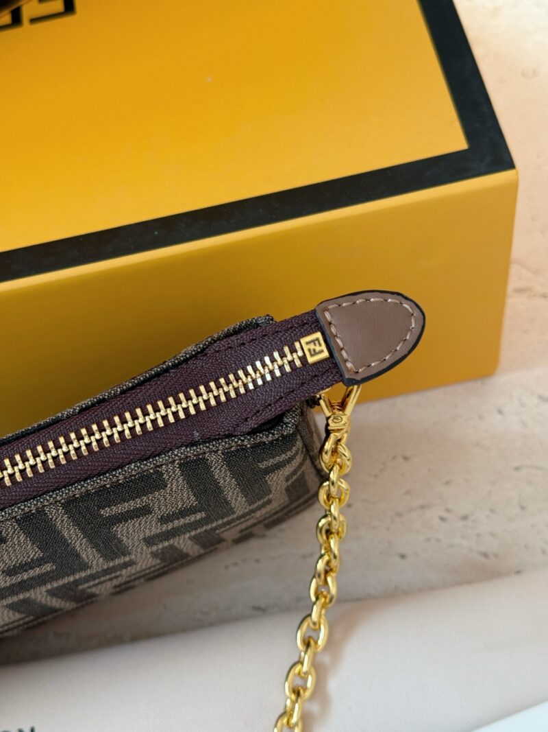 a435b9431a.jpg 200 boxes
size:20*12cm
A must-have mahjong bag for summer
Fendi Underarm Bag/Mahjong Bag
Really perfect!
Small and cute enough to fit your phone!
Love, love, love!
Handheld, Underarm, Crossarm