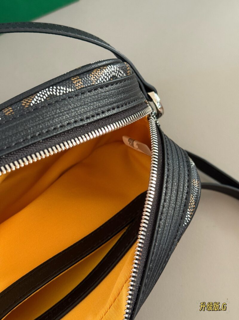 a4423d2c76.jpg 205 Upgraded Edition Box
size:24*14cm
Goya Goyard Camera Bag
Boys and girls use it!
The upper body effect is absolutely stunning~
Very easy to match in daily life~
Both boys and girls can buy it!