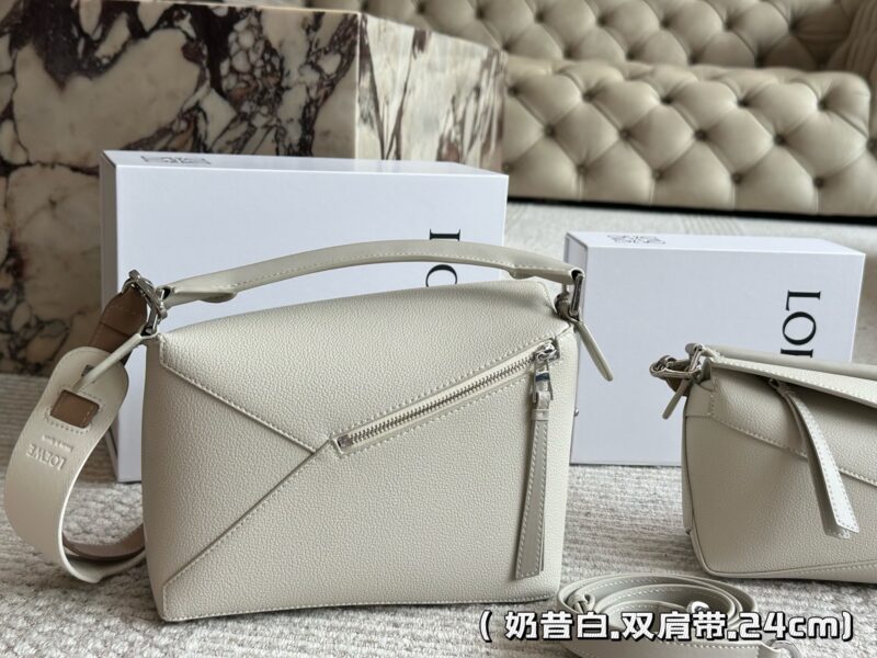 285 310 box
Size: 18 * 11cm (small size)
24 * 15cm (large size)
Loewe Geometry Package Puzzle
A very textured color,
Grey blue Puzzle Edge is very advanced!
?? Cowhide quality!
Completely hold on!