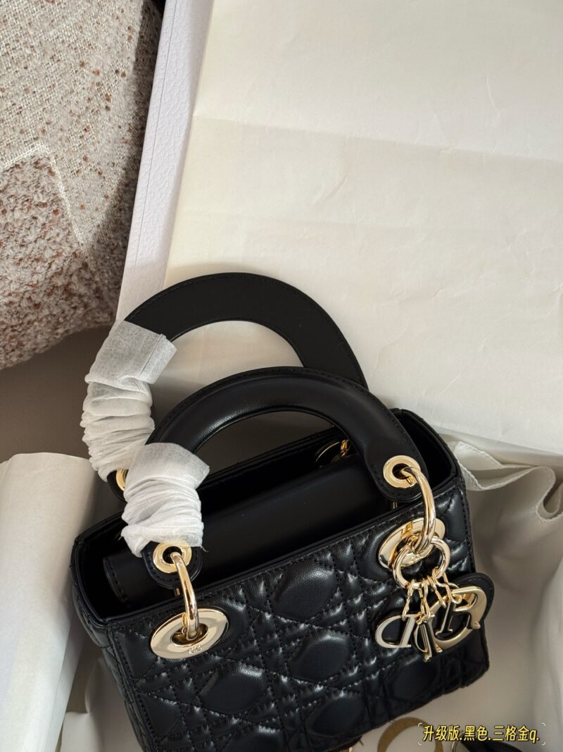 260 box upgrade version
Size: 17 * 15cm (three grids)
Dior handbag by Diana
D Family Princess Dai's Light Gold Button
It's very simple and elegant to hold in your hands and shoulders!
The milky sound makes one feel refreshed and happy
Very tender! It...