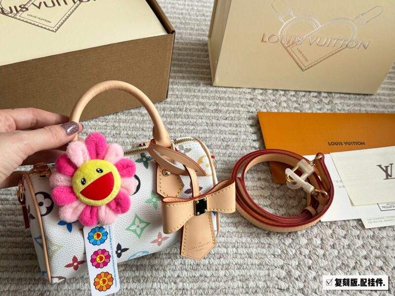 a44fc35a68.jpg 215 Remastered Edition (Comes with Box)
size:16*10cm
Murakami Takashi Joint Cooperation Payment
L Home SS2022 Speedy Nano
Purchasing channels
Taiwanese customers order vintage flowers+hardware+color changing leather
The shoulder strap can be disass...