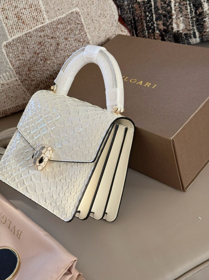 a459eeaefa.jpg 330 box
size:20.5*15cm
Bulgari cowhide
White versatile summer must-have
The bag is simple and exquisite, with an elegant upper body and temperament
Snakehead and chain showcase details
Three compartments capacity
A stylish outfit that won't go wrong!