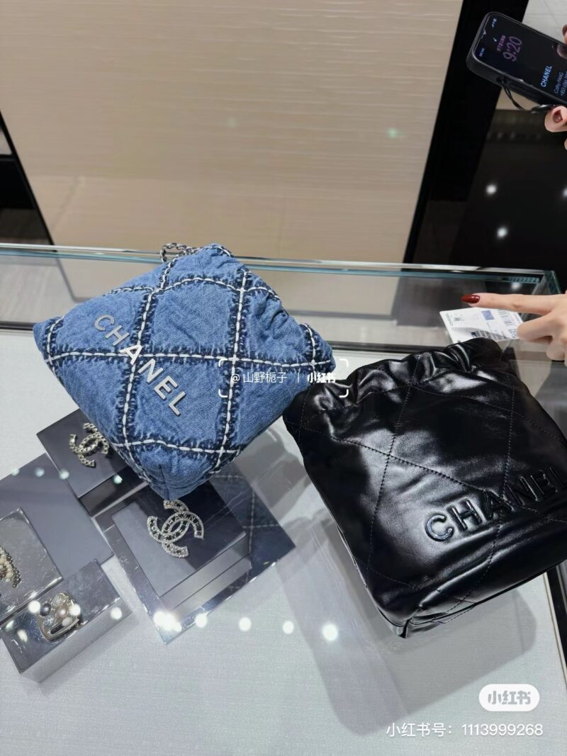 a466c52458.jpg Chanel garbage bag mini denim
The Chanel 22bag mini has once again entered the season of being obsessed with denim. The new 24p172bag denim mini is a bit tricky for me! White stitching paired with blue denim
Fashionable and explosive
Same color chain...
