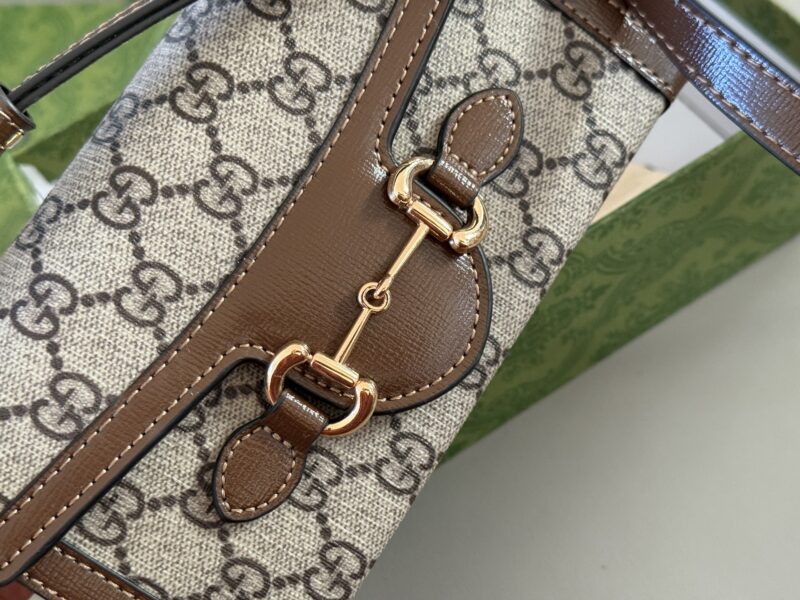 a46d6fa4a6.jpg 200 boxes
size:19*12cm
GG 1955 new mini bag
Capacity is also acceptable
My god? It's so beautiful!
Classic color Gucci1955