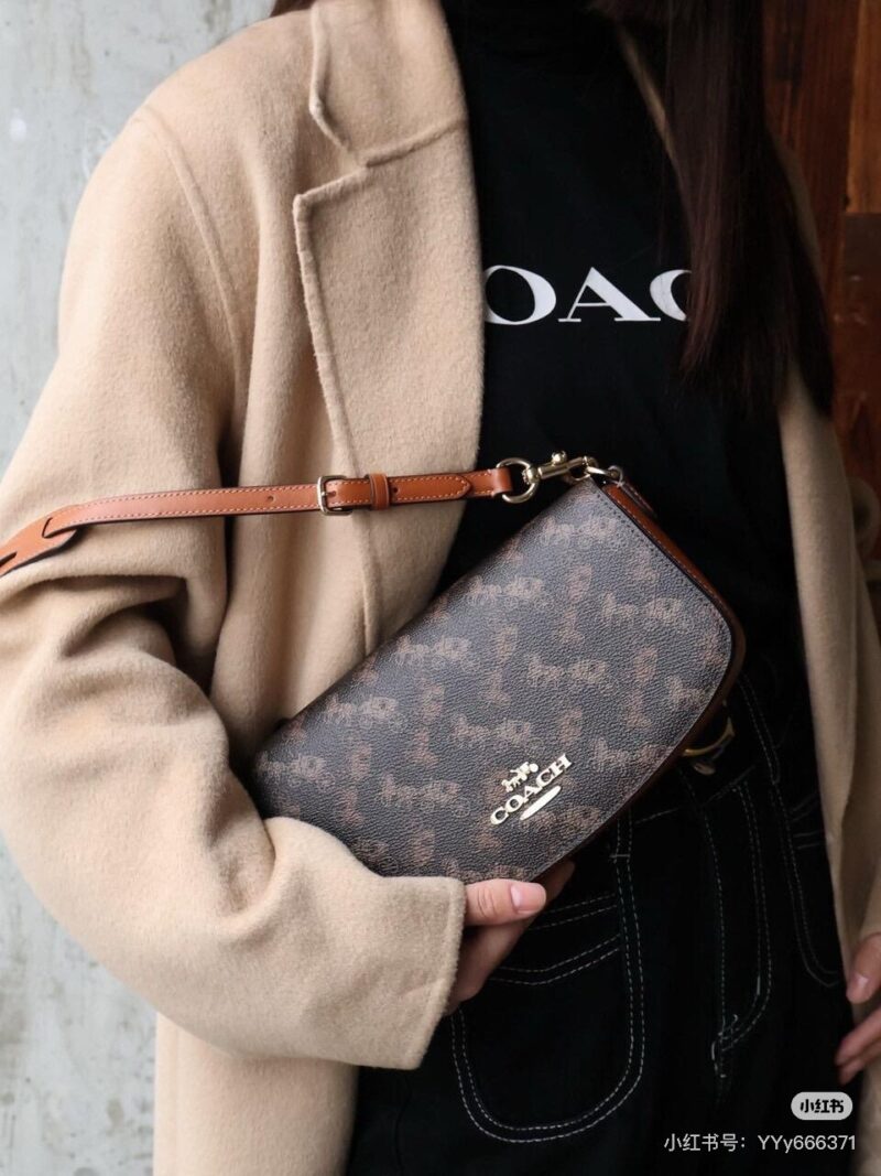 Coach Andrea series underarm women's bag Andrea series underarm women's bag
Changed to a new color scheme~
Although small, it is exquisite! But satisfying circle D itself
A small bag that looks great in daily life! Underarm bag is super versatile and...