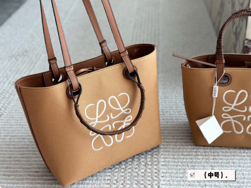 a476a1e382.jpg 220 without box
Size: 23 * 22cm (small)
27 * 24cm (medium)
Loewe canvas shopping bag ?
A bag that is easy to pack in physical form
Recently, I have been carrying my back while traveling
Brown leather with rice white canvas, durable and textured
Its...