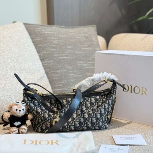 Dior Old Flower Bento Bag with Pendant P295
Elegant, casual, and full of relaxation
Interpreting a fashionable new posture, with a stylish and casual appearance, inadvertently revealing a sense of relaxation. Put on an off shoulder top and black skir...