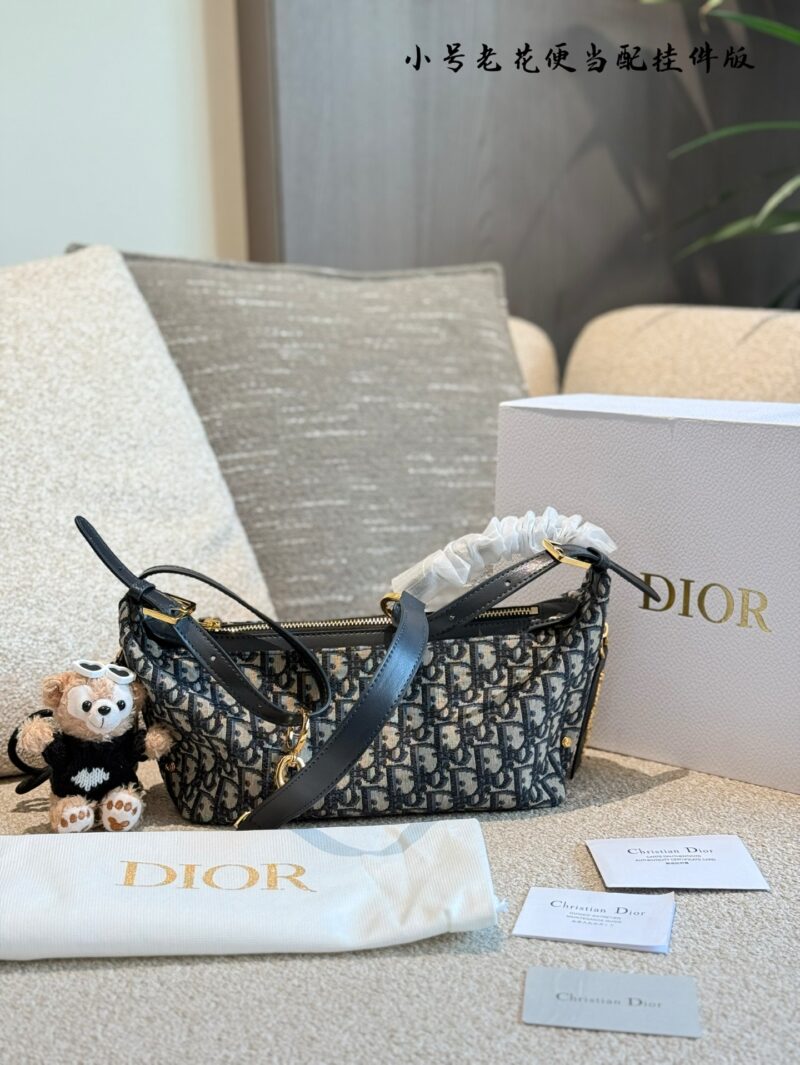 Dior Old Flower Bento Bag with Pendant P295
Elegant, casual, and full of relaxation
Interpreting a fashionable new posture, with a stylish and casual appearance, inadvertently revealing a sense of relaxation. Put on an off shoulder top and black skir...